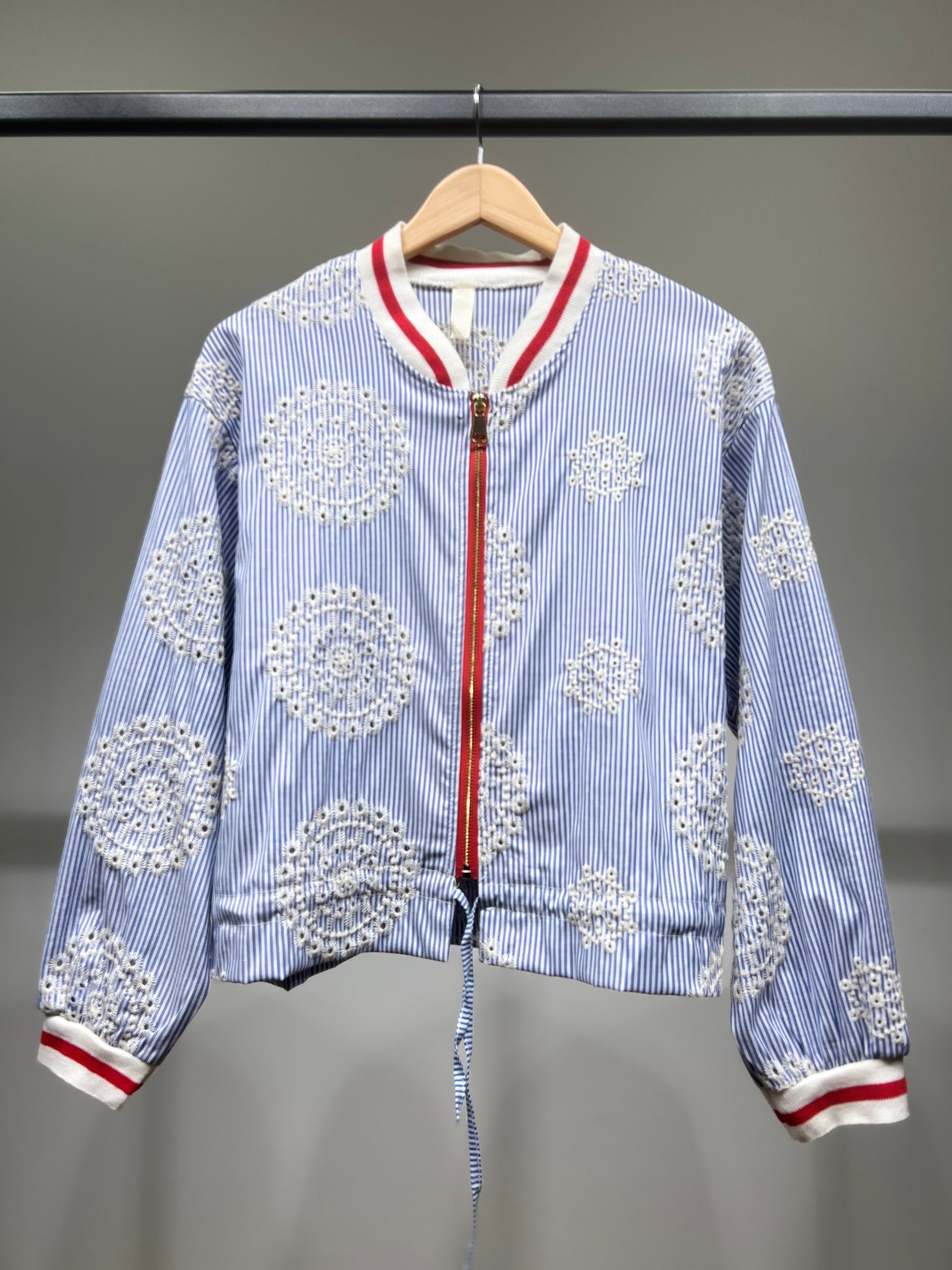 Veste Courte Zippé Rayé à Dentelle Anglaise Taille à Cordon