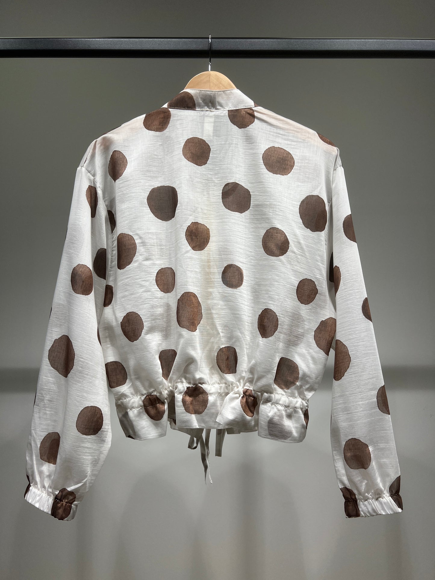 Veste Courte Légère Zippé Imprimé à Pois Taille à Cordon