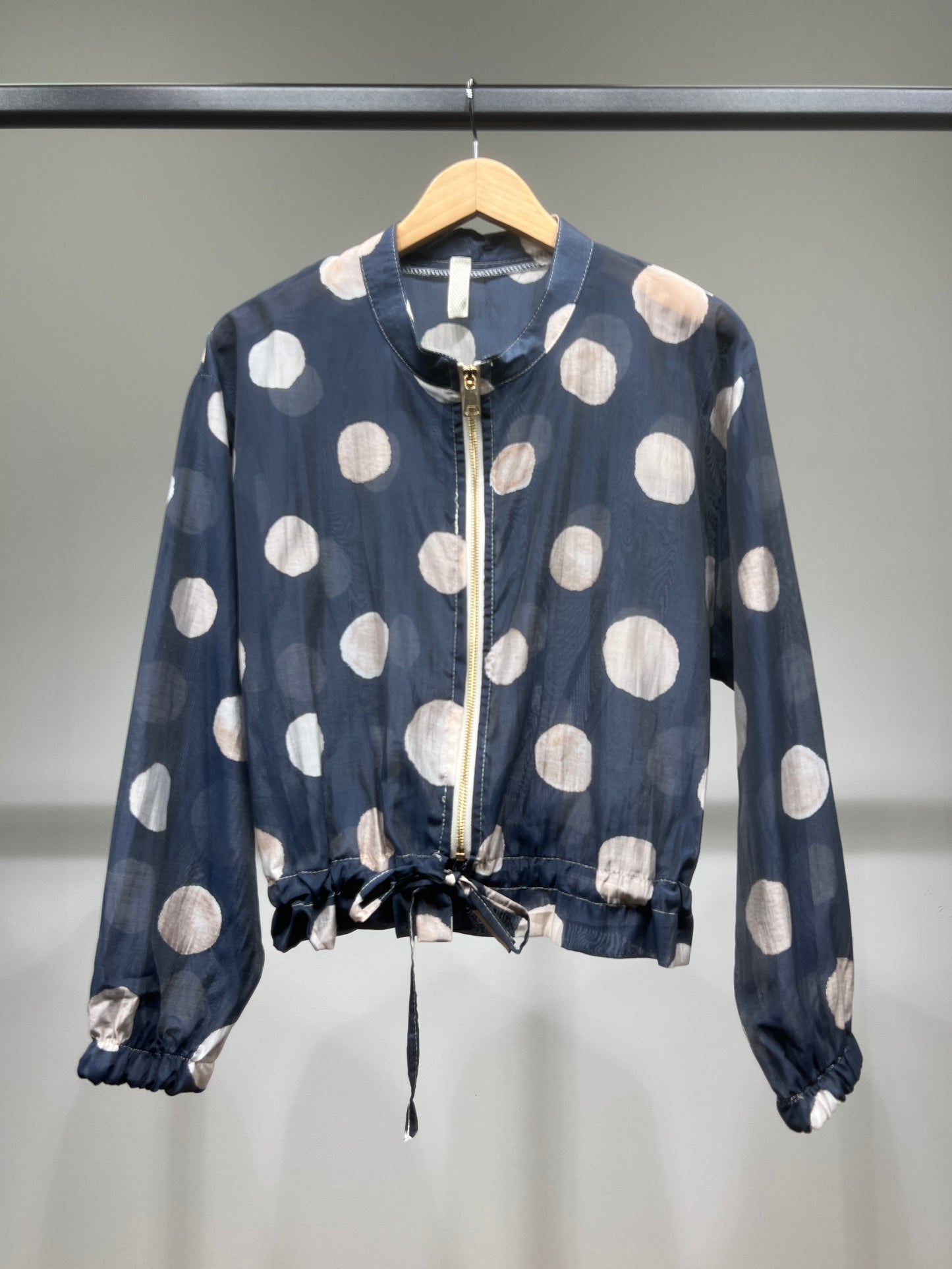 Veste Courte Légère Zippé Imprimé à Pois Taille à Cordon