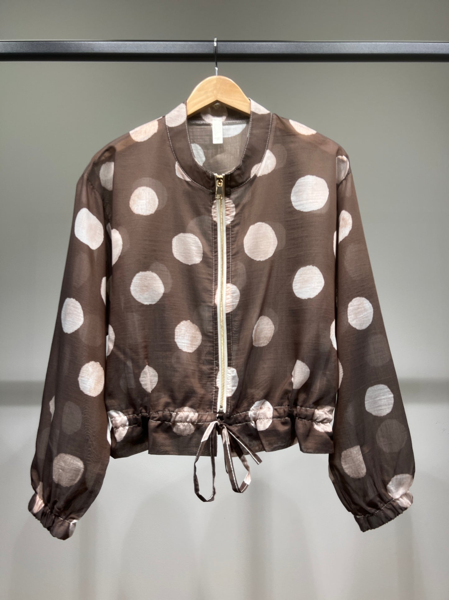 Veste Courte Légère Zippé Imprimé à Pois Taille à Cordon
