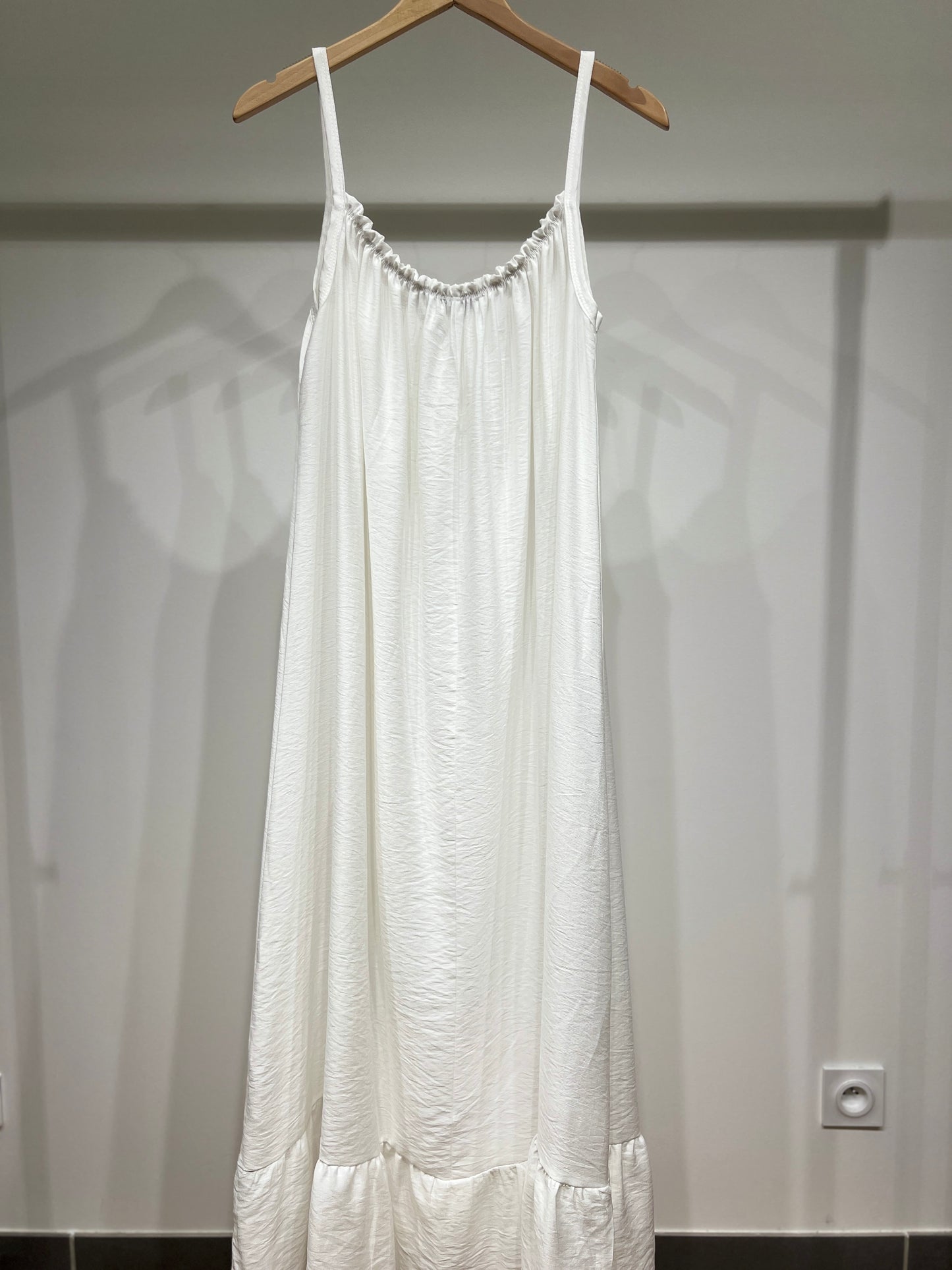 Robe Maxi Fluide Col Froncé Bretelles Fines Bas Volanté