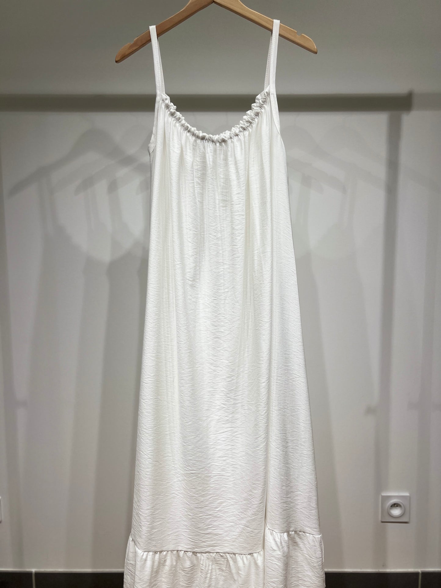 Robe Maxi Fluide Col Froncé Bretelles Fines Bas Volanté