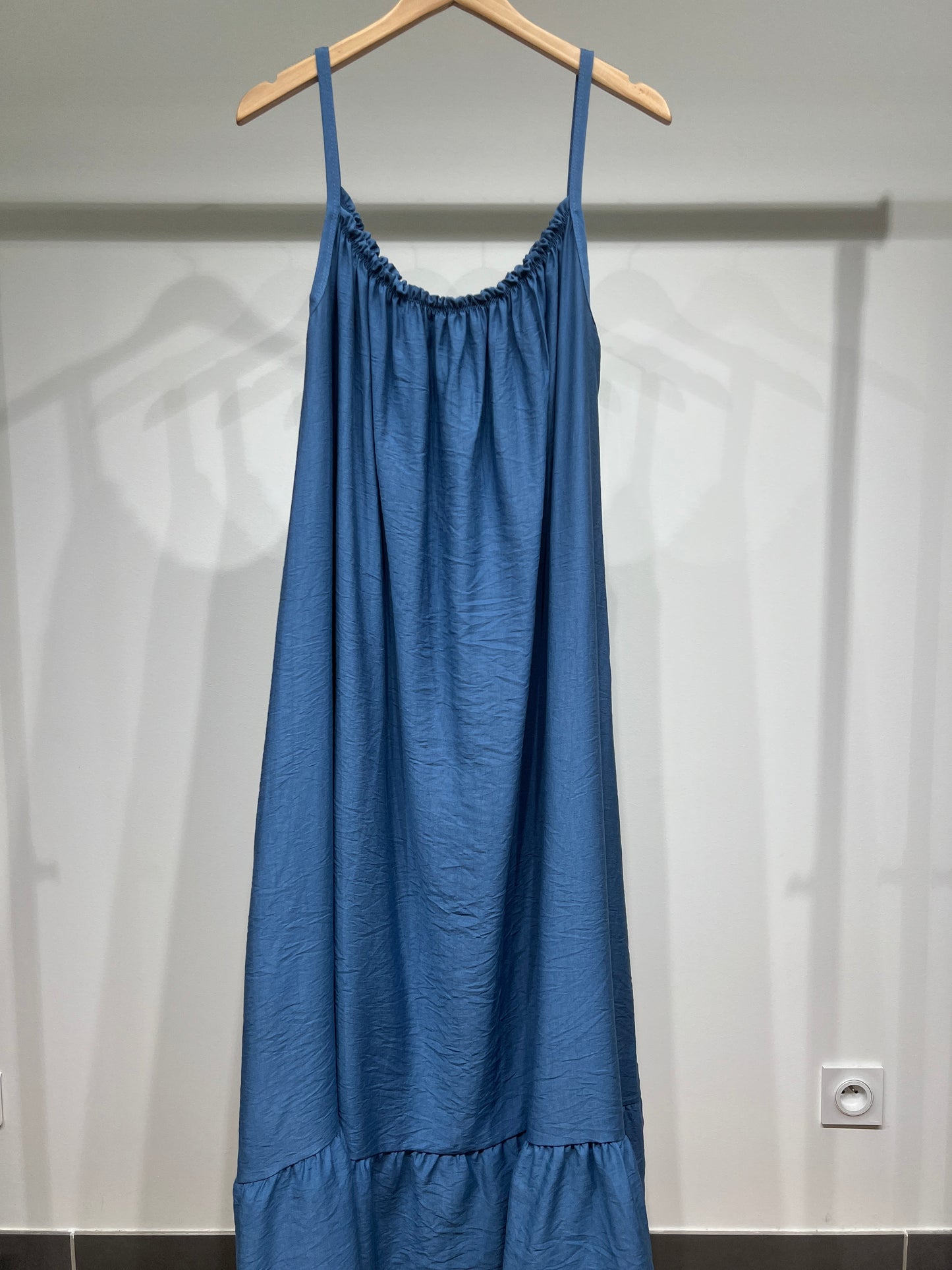 Robe Maxi Fluide Col Froncé Bretelles Fines Bas Volanté