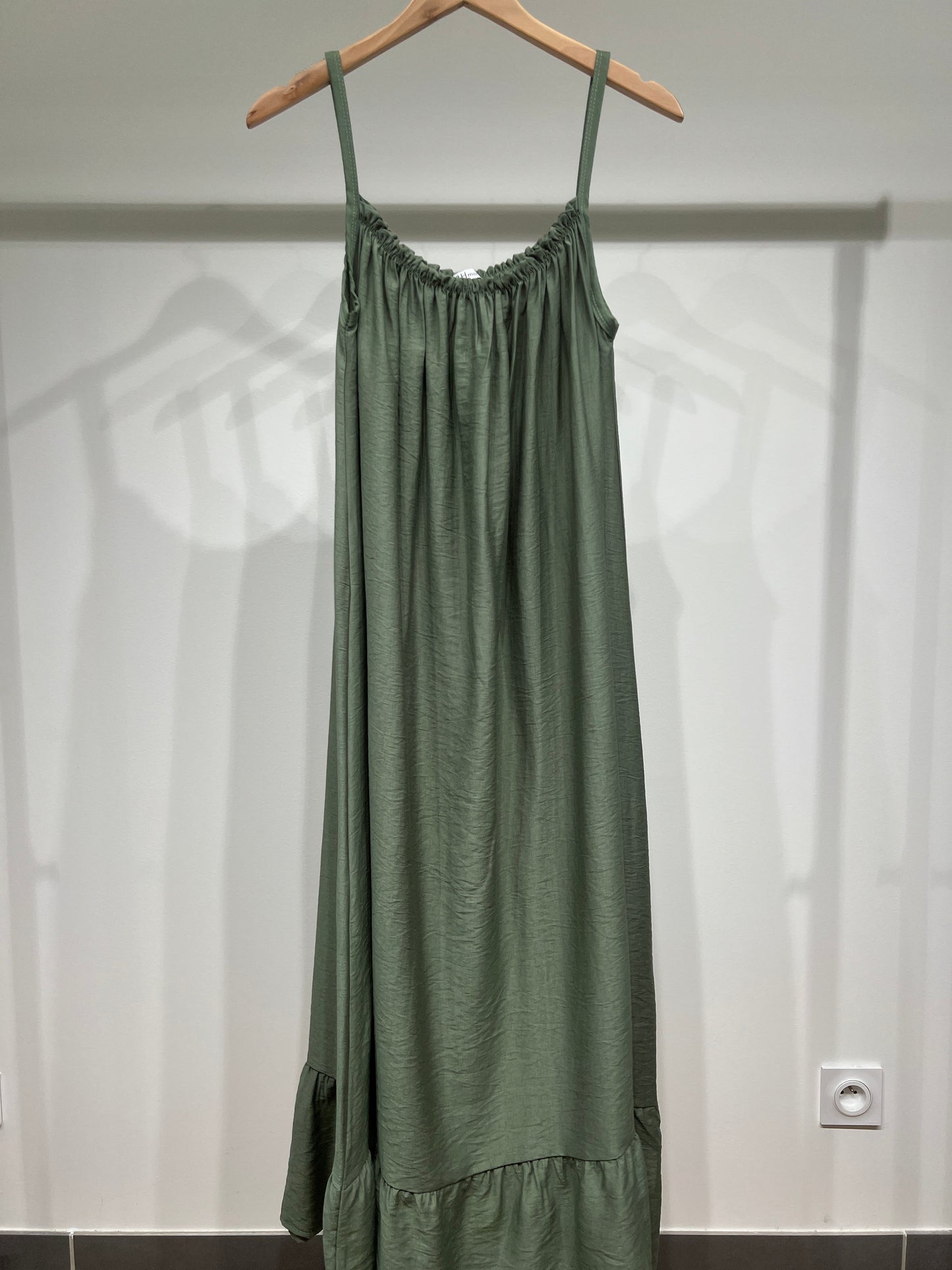 Robe Maxi Fluide Col Froncé Bretelles Fines Bas Volanté