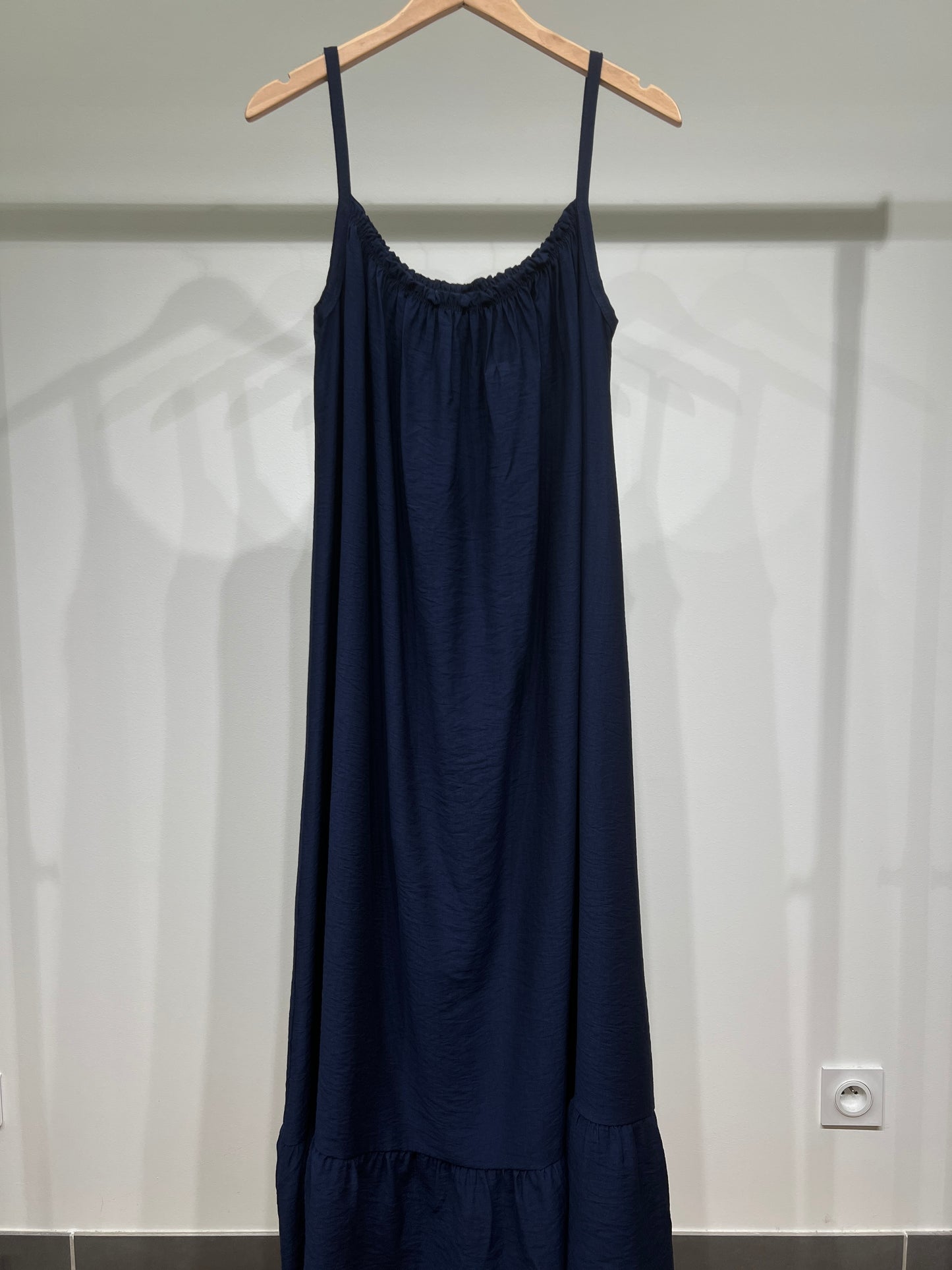 Robe Maxi Fluide Col Froncé Bretelles Fines Bas Volanté