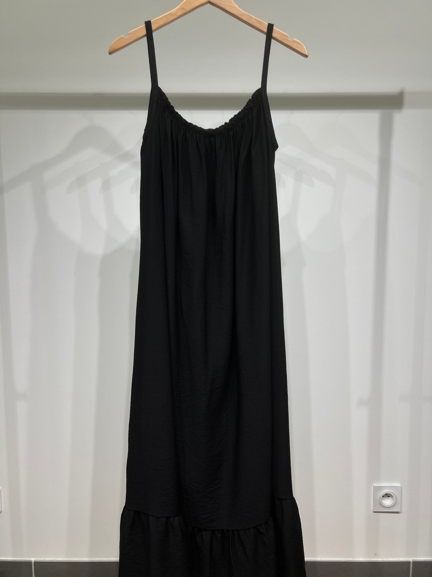 Robe Maxi Fluide Col Froncé Bretelles Fines Bas Volanté