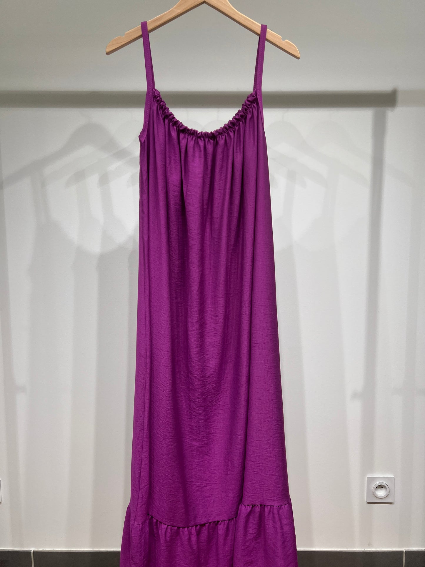 Robe Maxi Fluide Col Froncé Bretelles Fines Bas Volanté