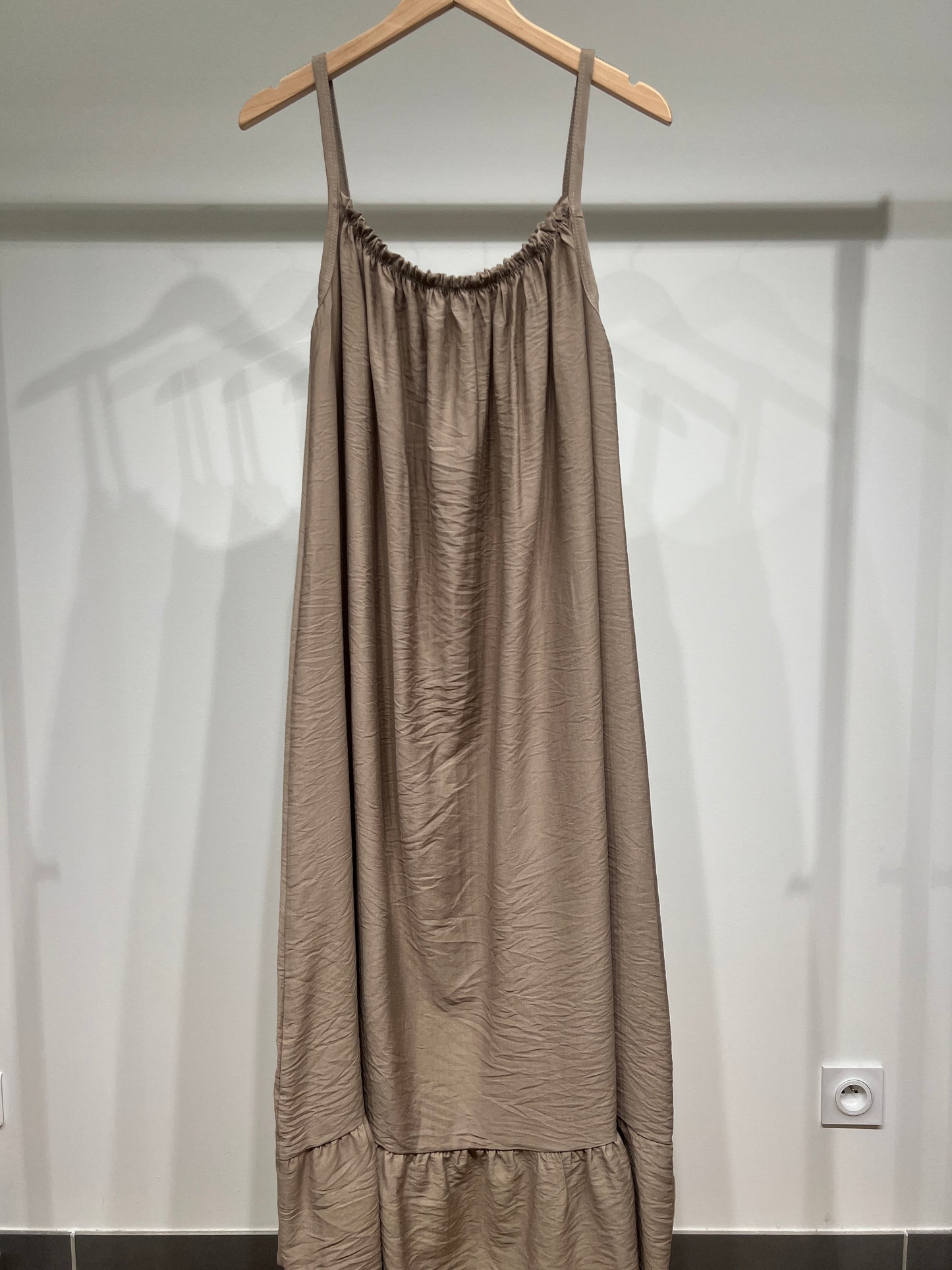 Robe Maxi Fluide Col Froncé Bretelles Fines Bas Volanté