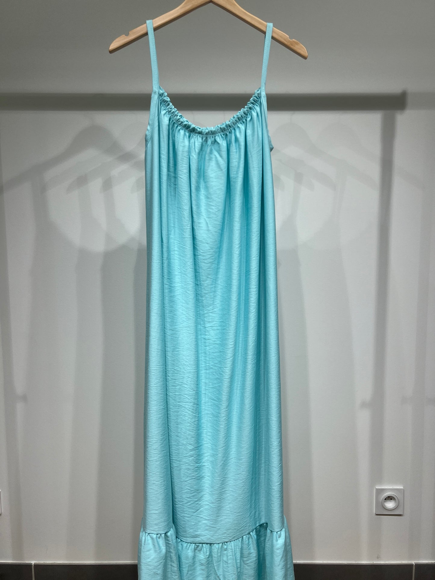 Robe Maxi Fluide Col Froncé Bretelles Fines Bas Volanté