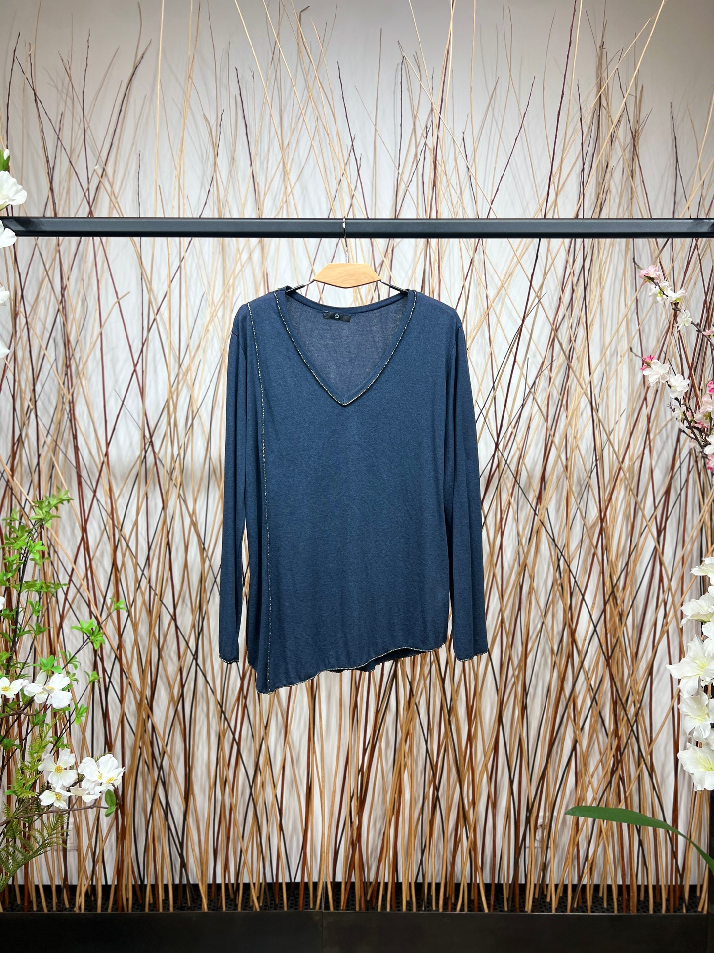 T-Shirt Col V Manches Longue Fil d'Or Asymétrique