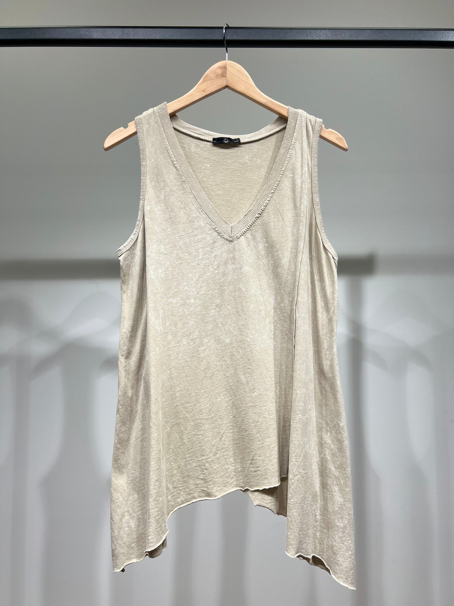 Débardeur 100% Coton Col V Asymétrique En Pointe à Boutons Motif Marbré