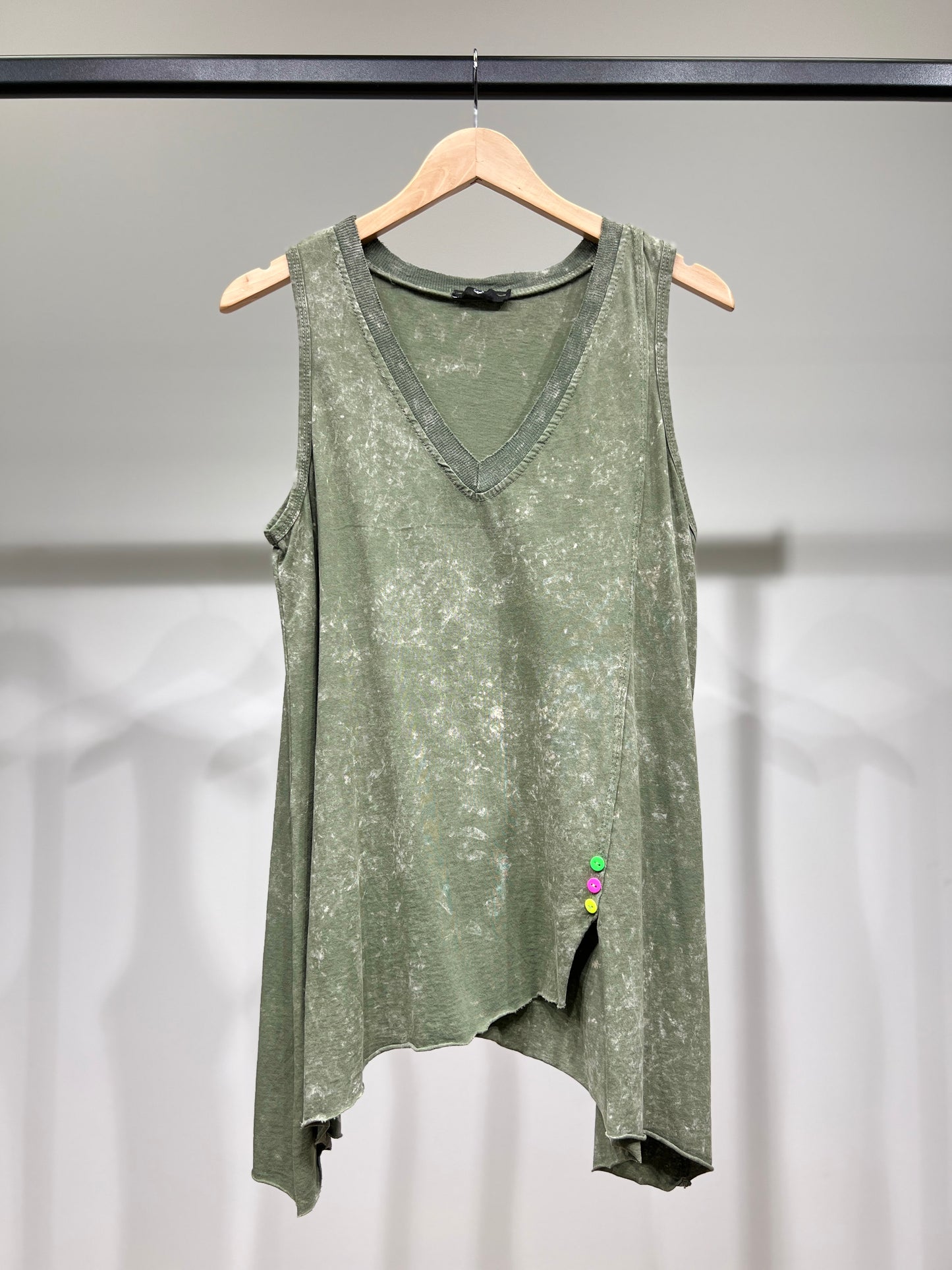 Débardeur 100% Coton Col V Asymétrique En Pointe à Boutons Motif Marbré