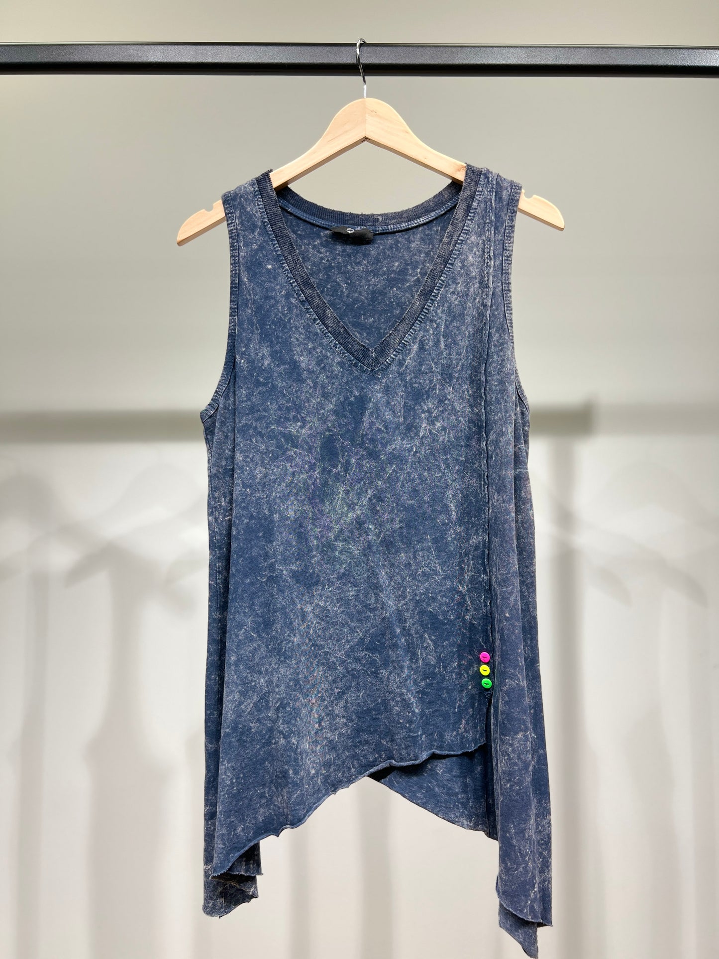 Débardeur 100% Coton Col V Asymétrique En Pointe à Boutons Motif Marbré