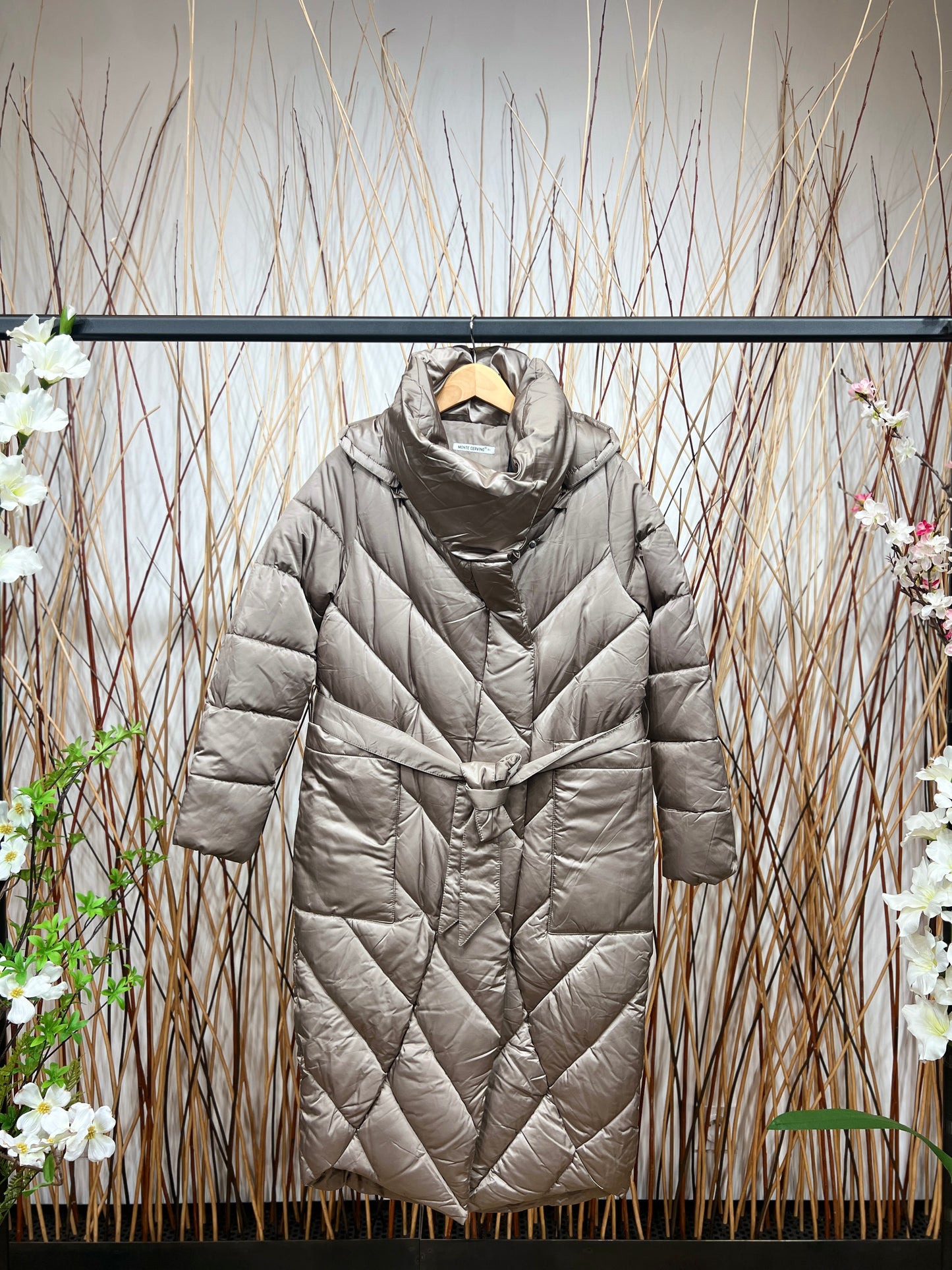 Doudoune Longue Col Montant à Capuche Boutonné & Zippé Avec Ceinture Taillé S-M-L-XL