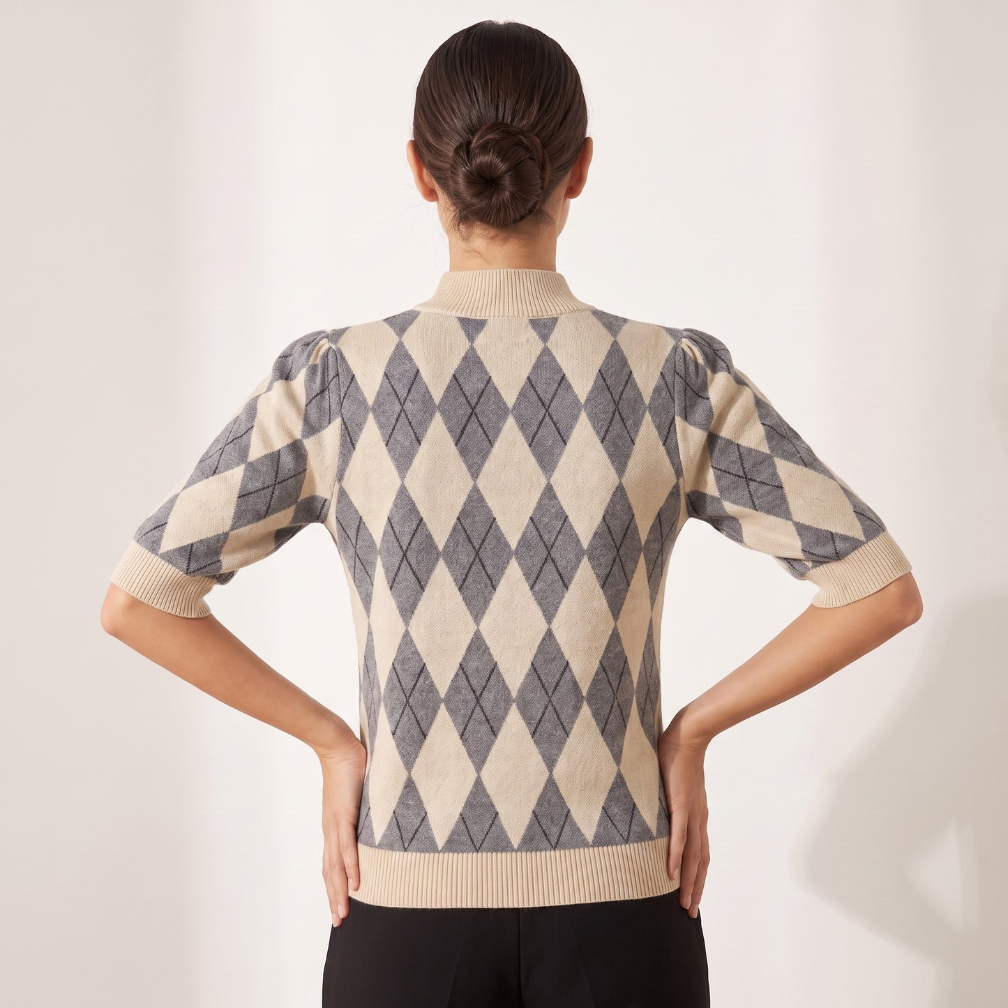 Pull Maille Fine Motif Argyle Manches Courtes Bouffantes Col Montant Côtelé