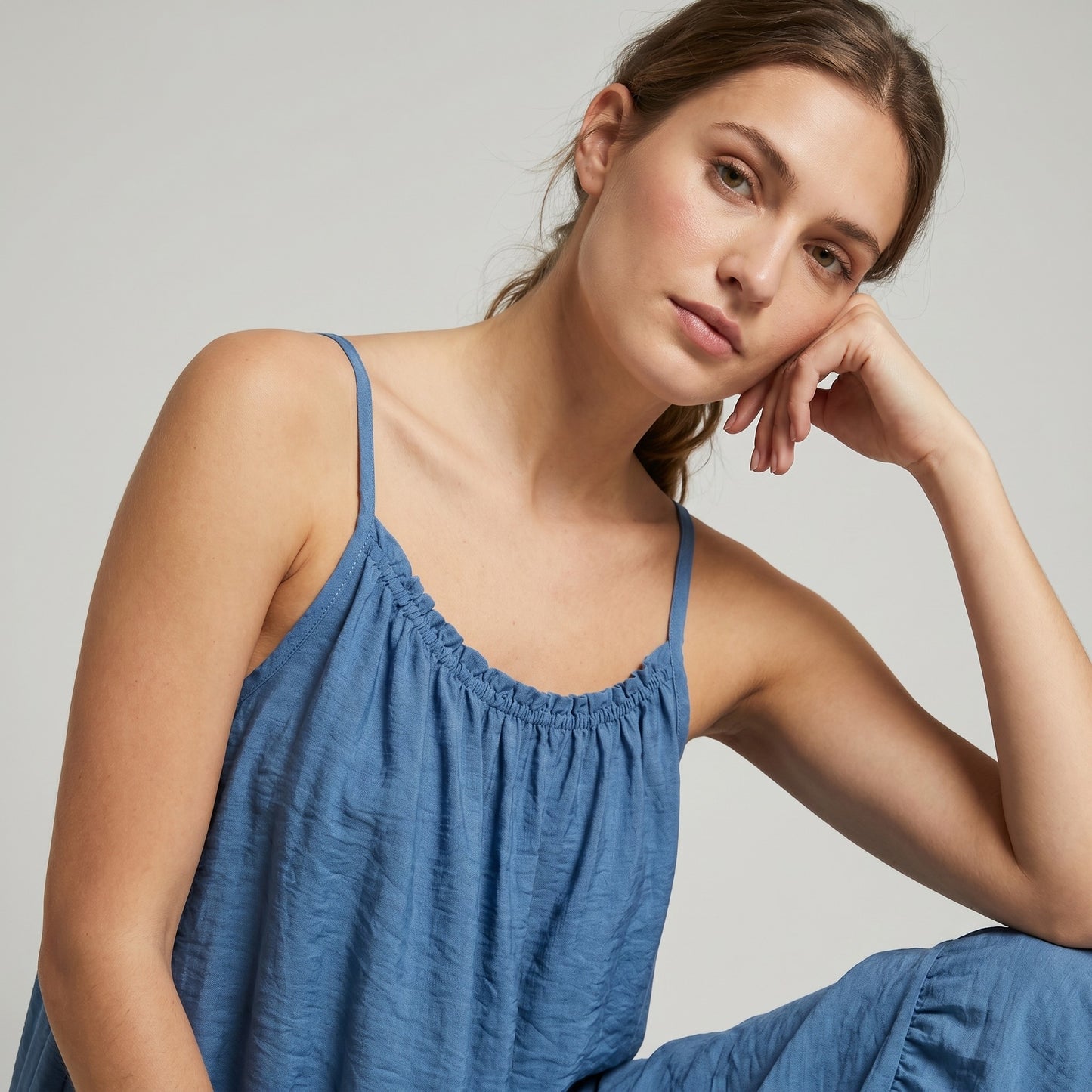 Robe Maxi Fluide Col Froncé Bretelles Fines Bas Volanté